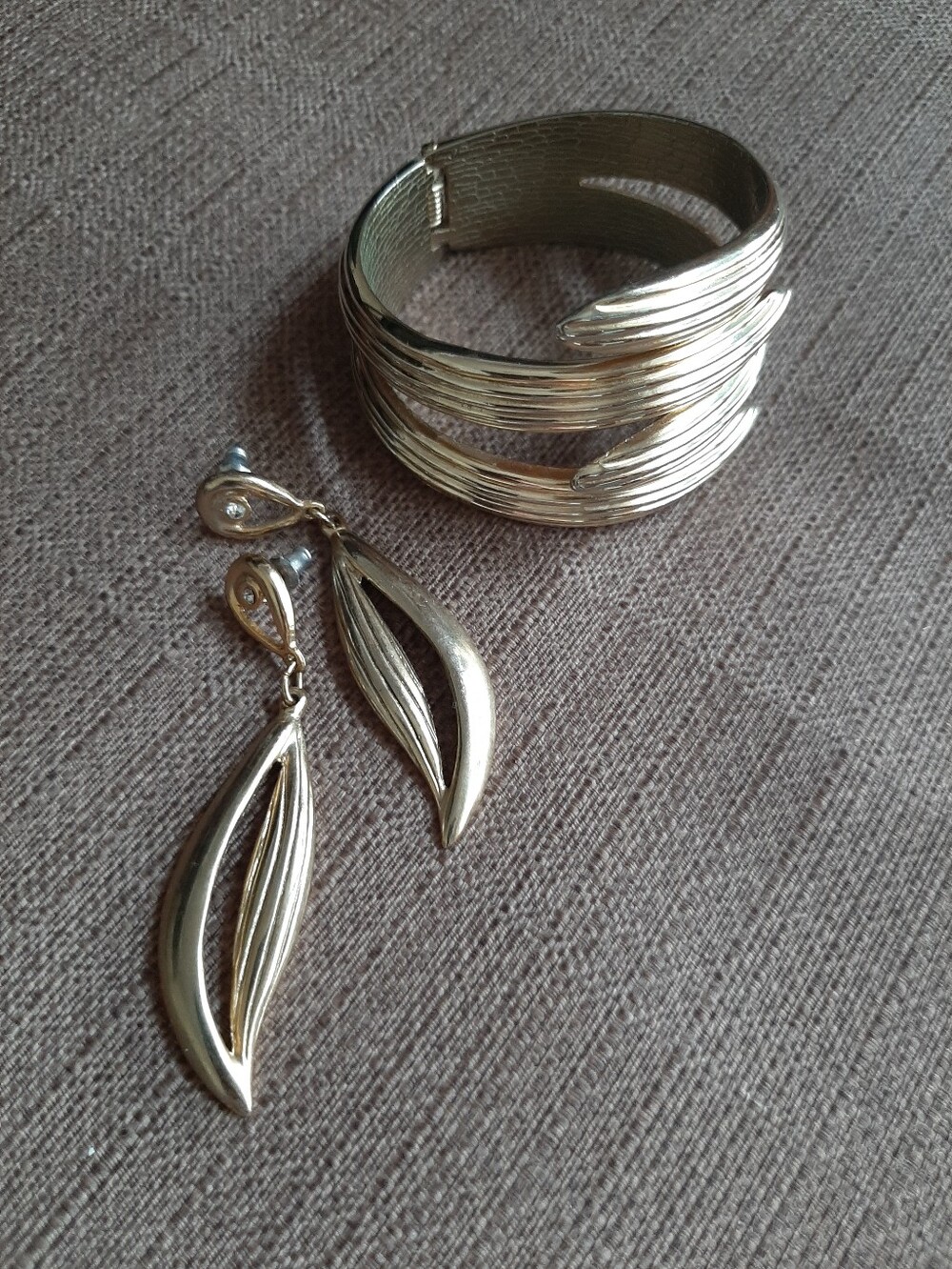 Vintage Old Money Gold Tone Leaf Cuff Bracelet and Drop Earrings Set